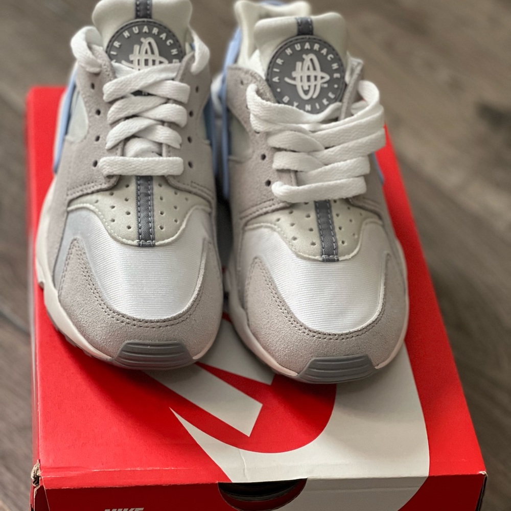 Nike White and Blue Athletic Shoes - Picture 4 of 9